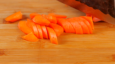 4k高清胡萝卜切菜切胡萝卜视频的预览图