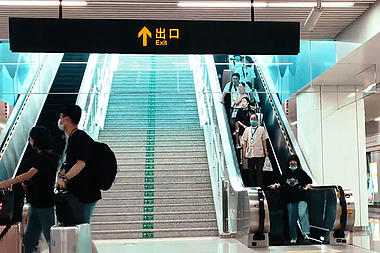 4K拍摄火车站的人流延时摄影视频的预览图