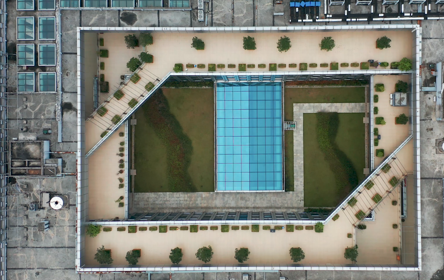 4K垂直拉升航拍城市建筑视频的预览图