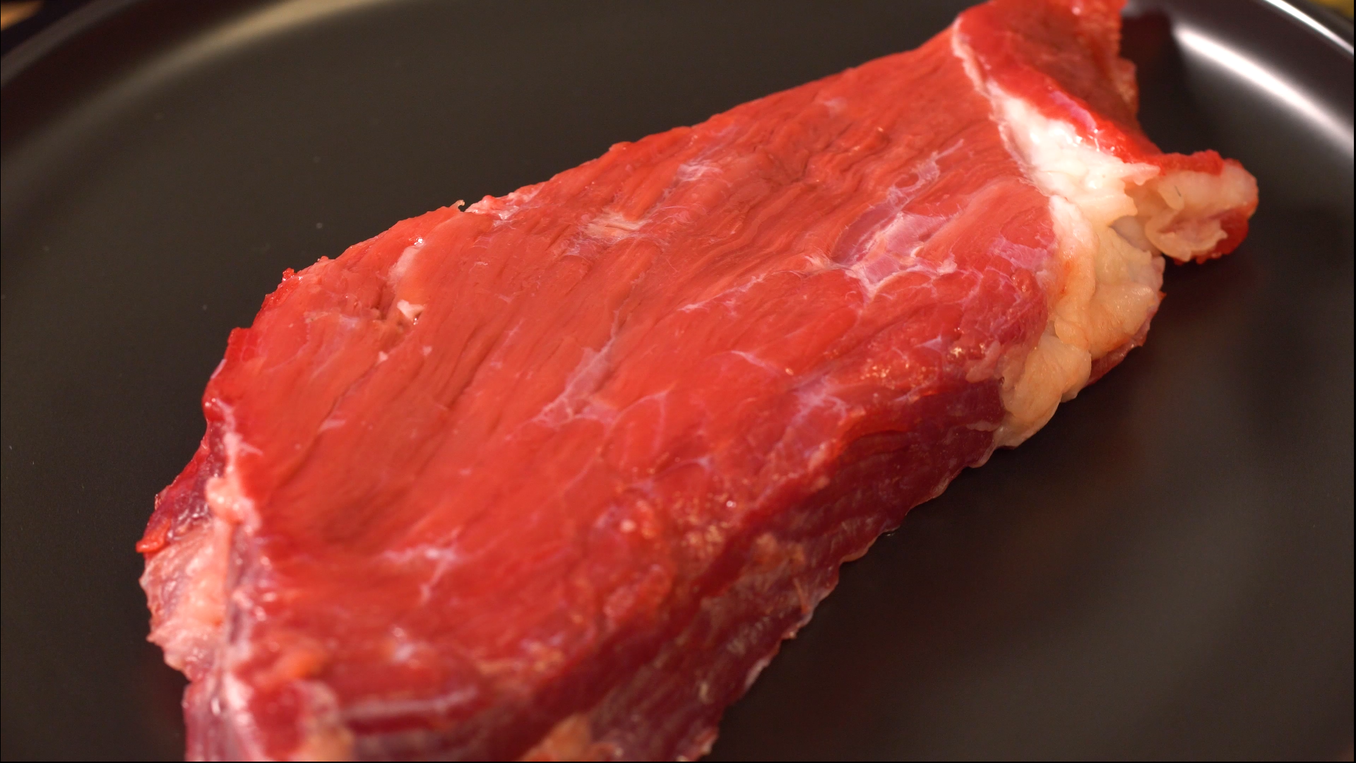 4K美食摄影食材摄影牛肉特写视频的预览图