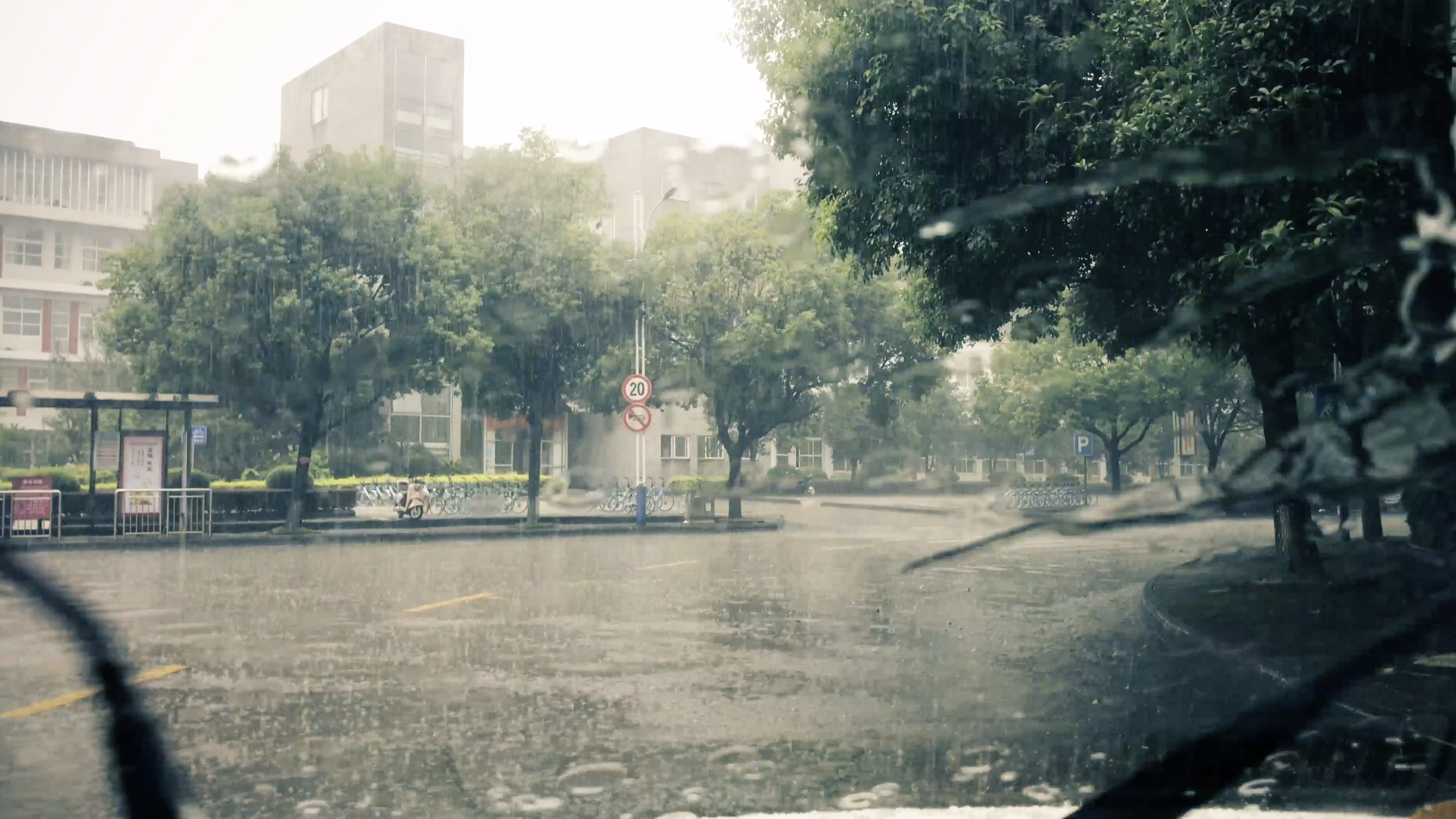 4k大雨下雨天雨滴打落在汽车挡风玻璃上雨刷运行视频视频的预览图
