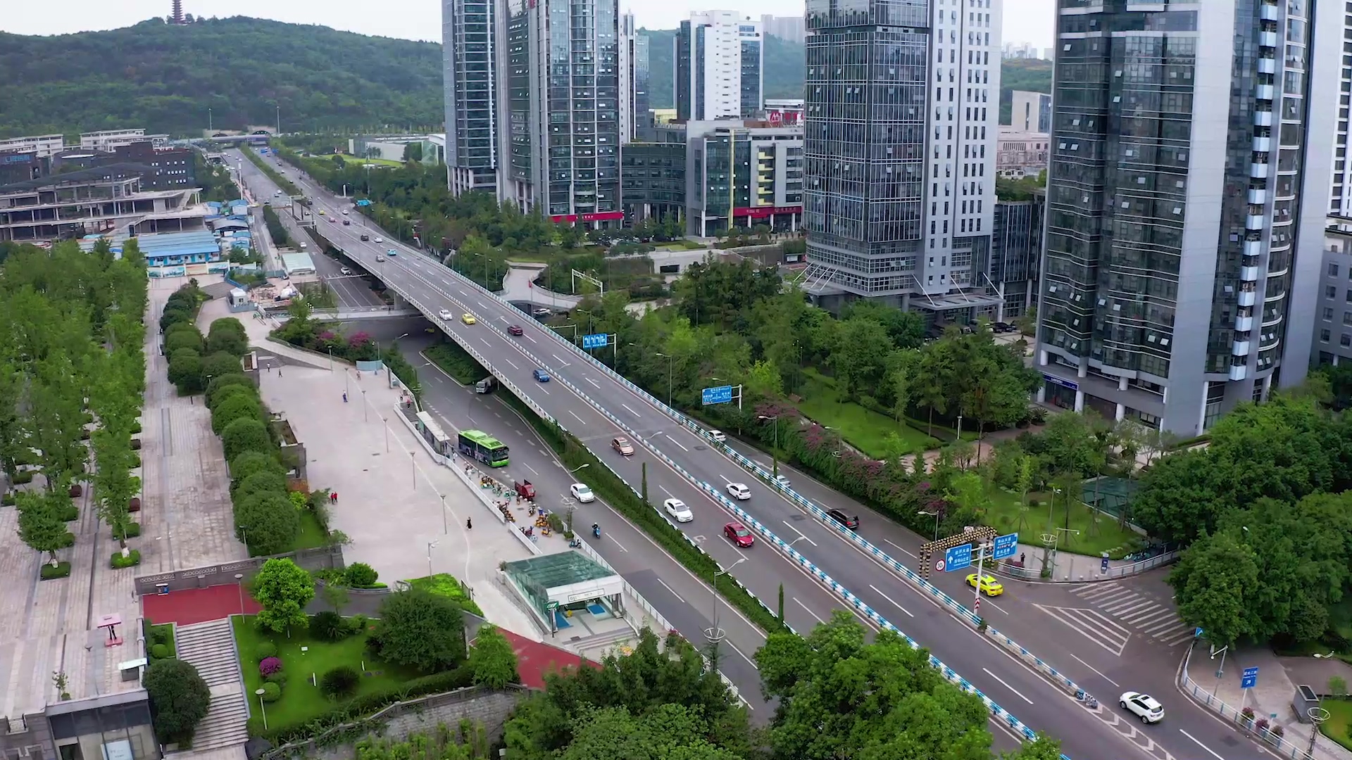 4K实拍城市上空航拍高架桥马路车流视频素材视频的预览图