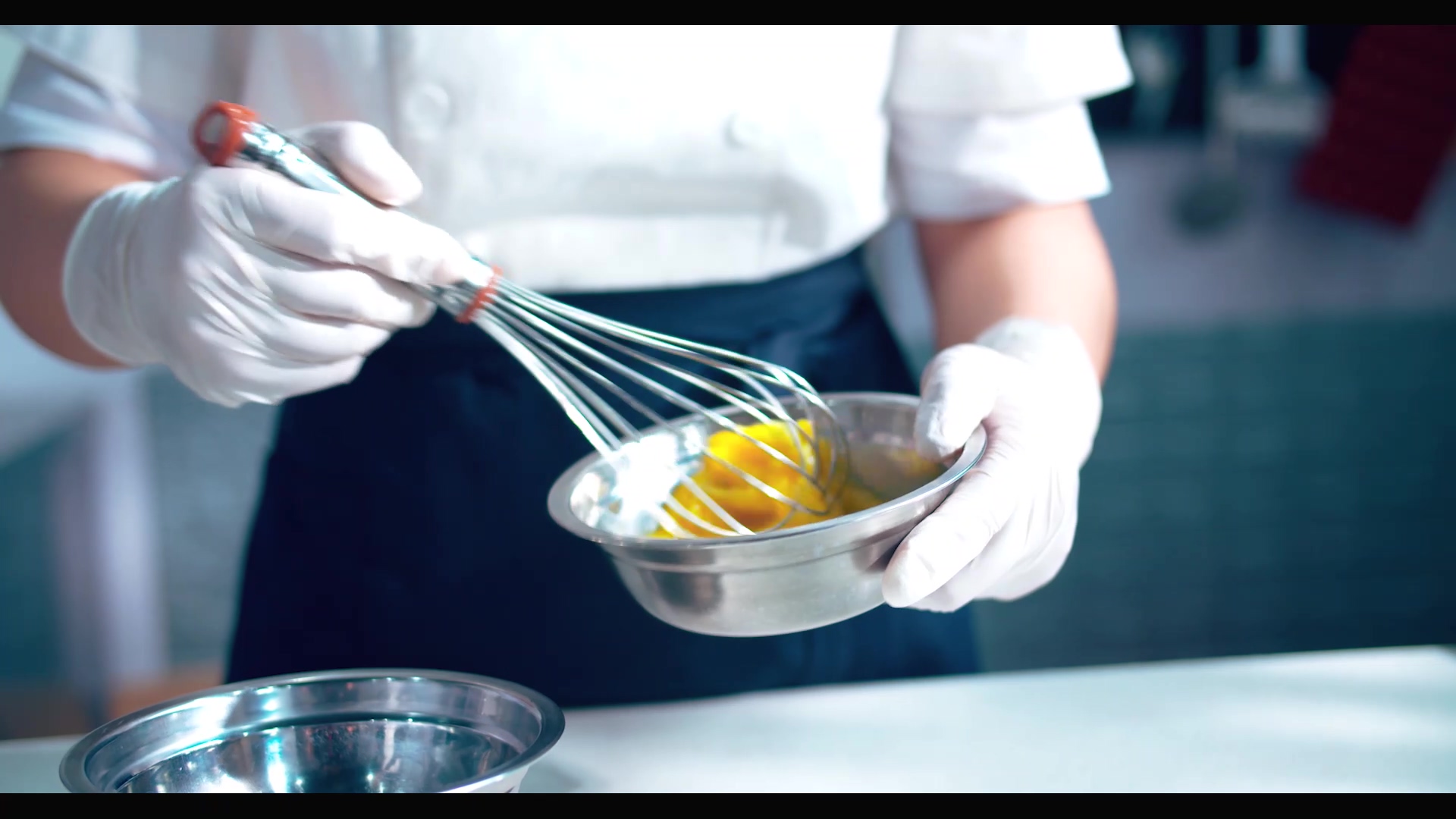4K实拍厨师打散鸡蛋视频素材视频的预览图