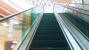 4K实拍购物中心商场第一视角搭手扶梯上楼视频的预览图