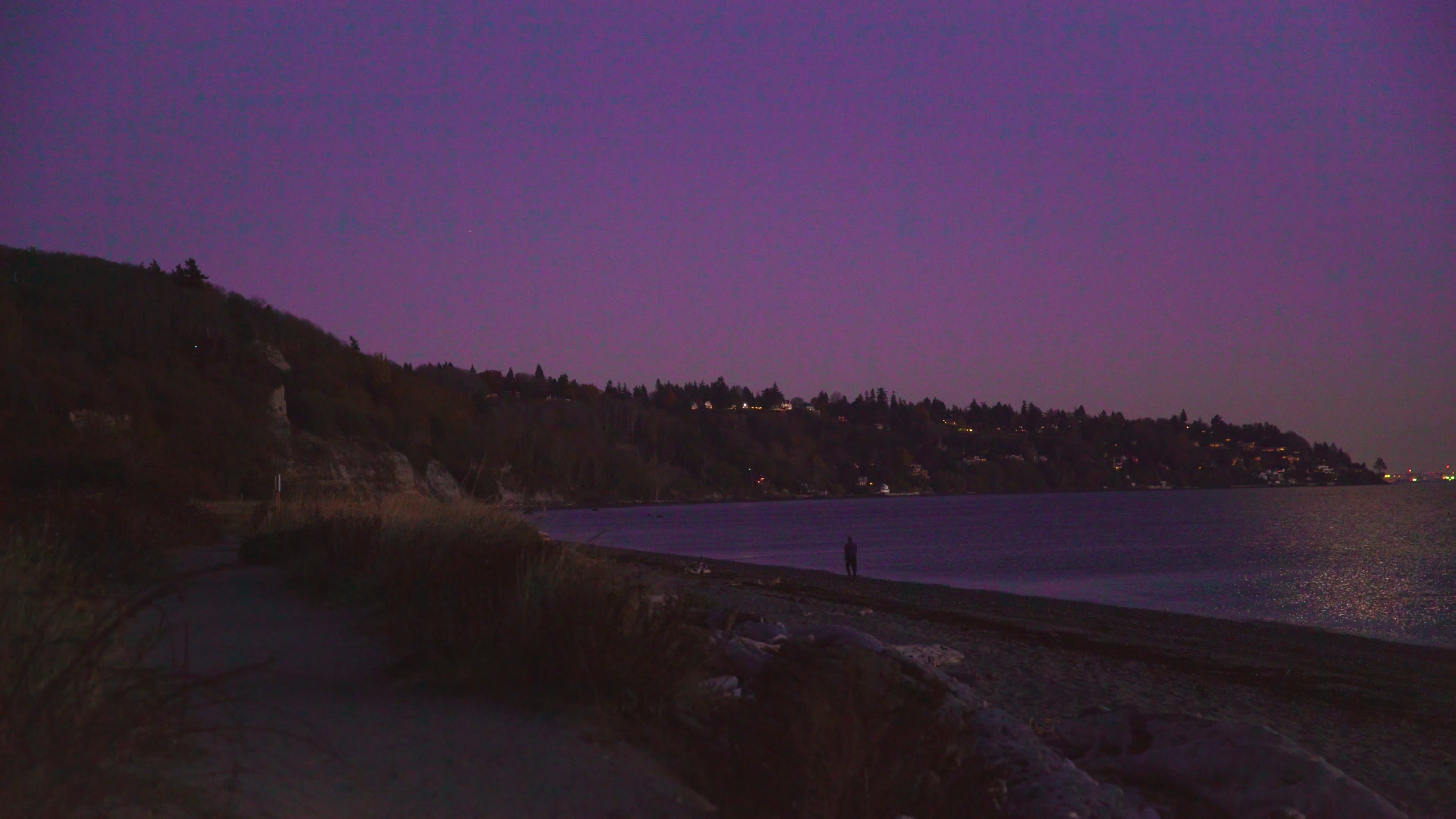 4K实拍紫红色绚烂晚霞下的海岸线视频的预览图
