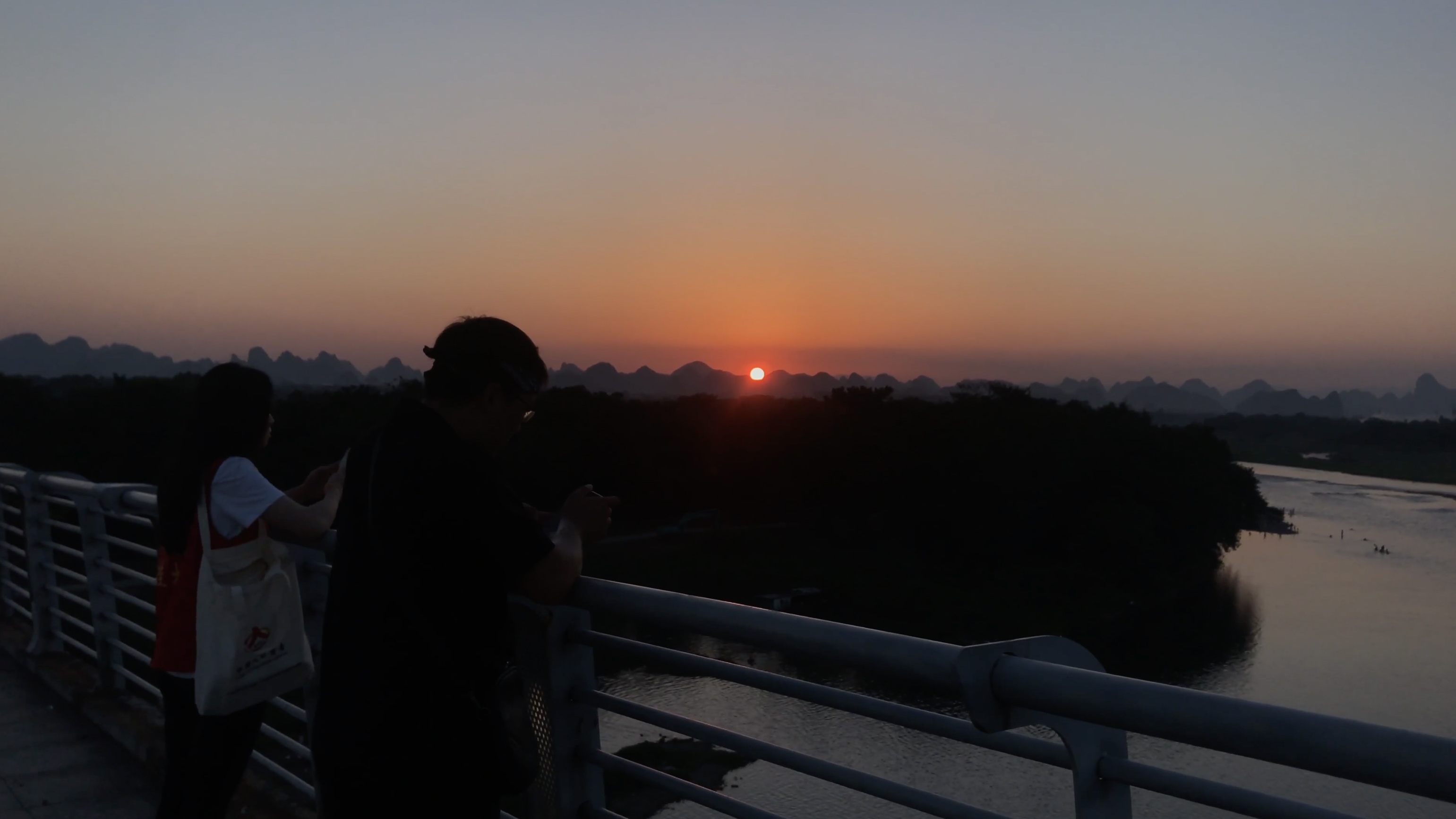 唯美的夕阳下观看日落的人视频的预览图