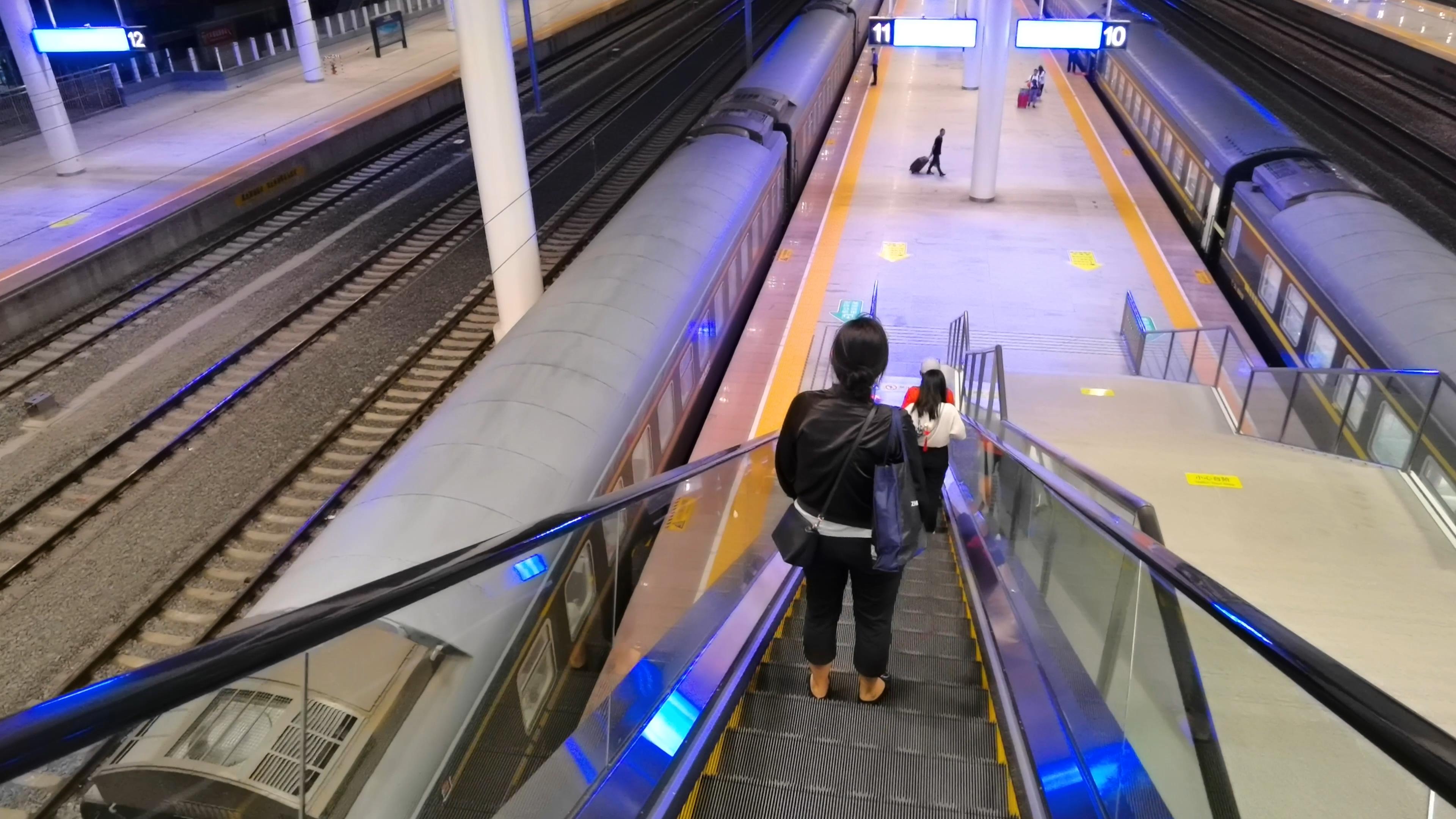 4K乘坐电梯前往火车站台视频的预览图