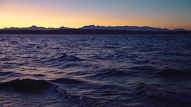 4K实拍夕阳下波涛汹涌的海平面视频的预览图
