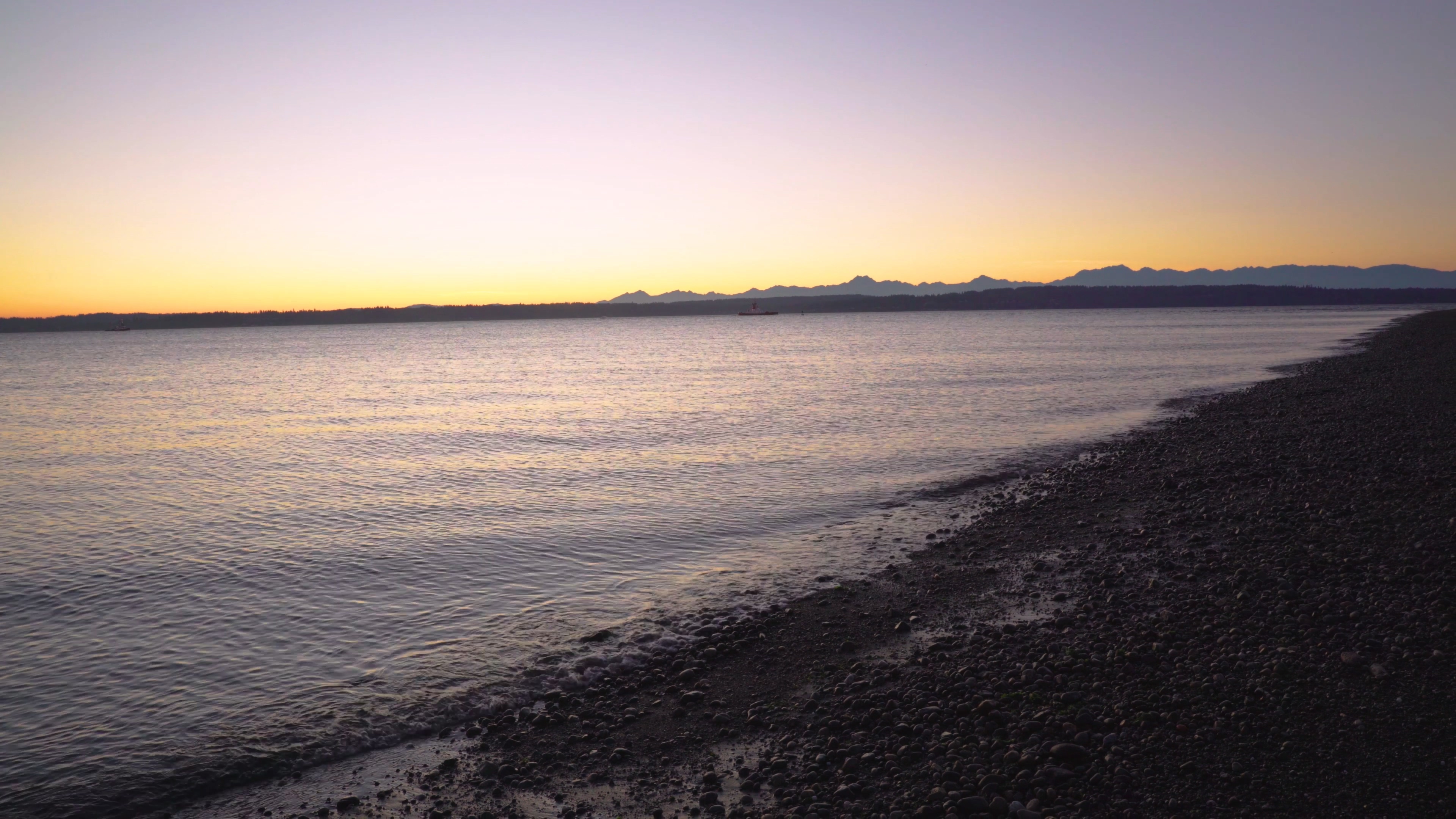 4K实拍夕阳下海边全景视频的预览图