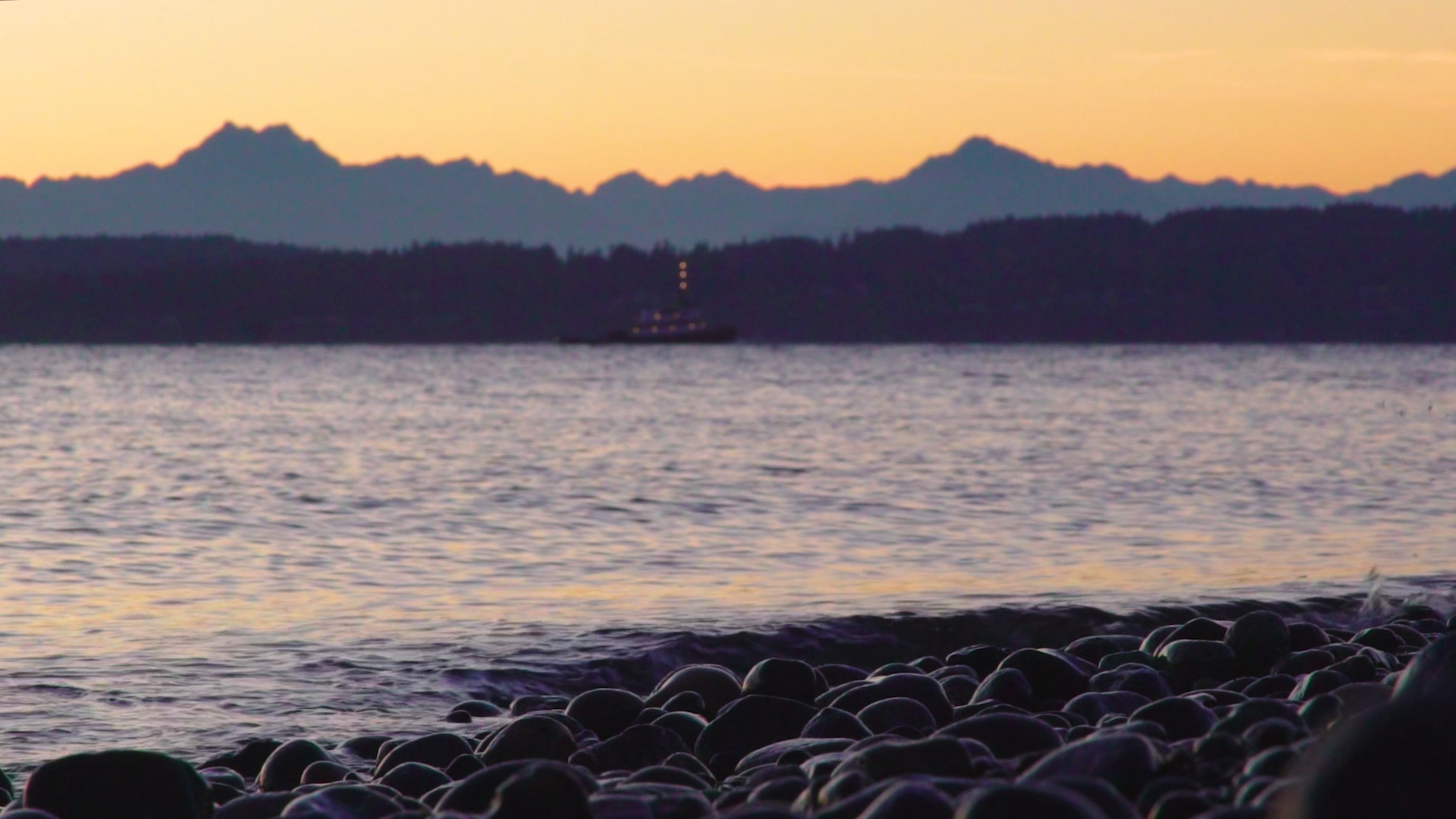 1080P升格夕阳下海浪拍打砂石邮轮驶过视频的预览图