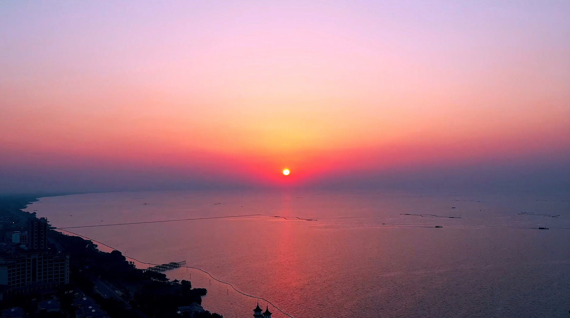 航拍实拍夕阳湖边延时素材视频的预览图