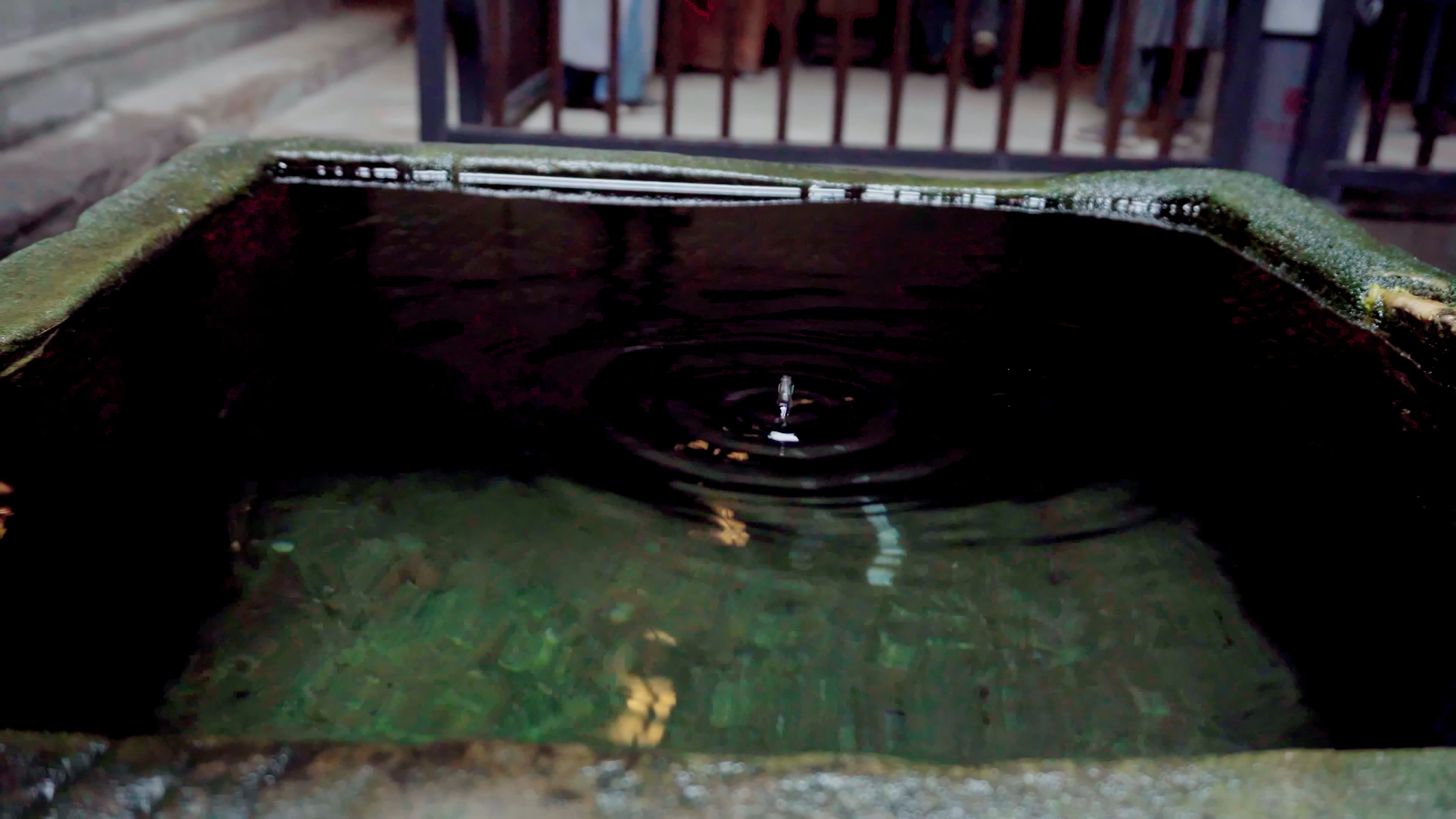 4K实拍重庆湖广会馆天井水滴入石缸视频视频的预览图