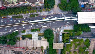 4K垂直航拍行驶在城市马路上面的地铁视频的预览图