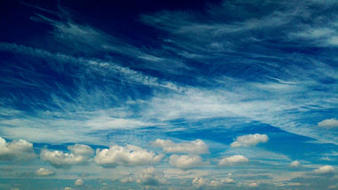 1080P延时秋日里的蓝天白云视频的预览图