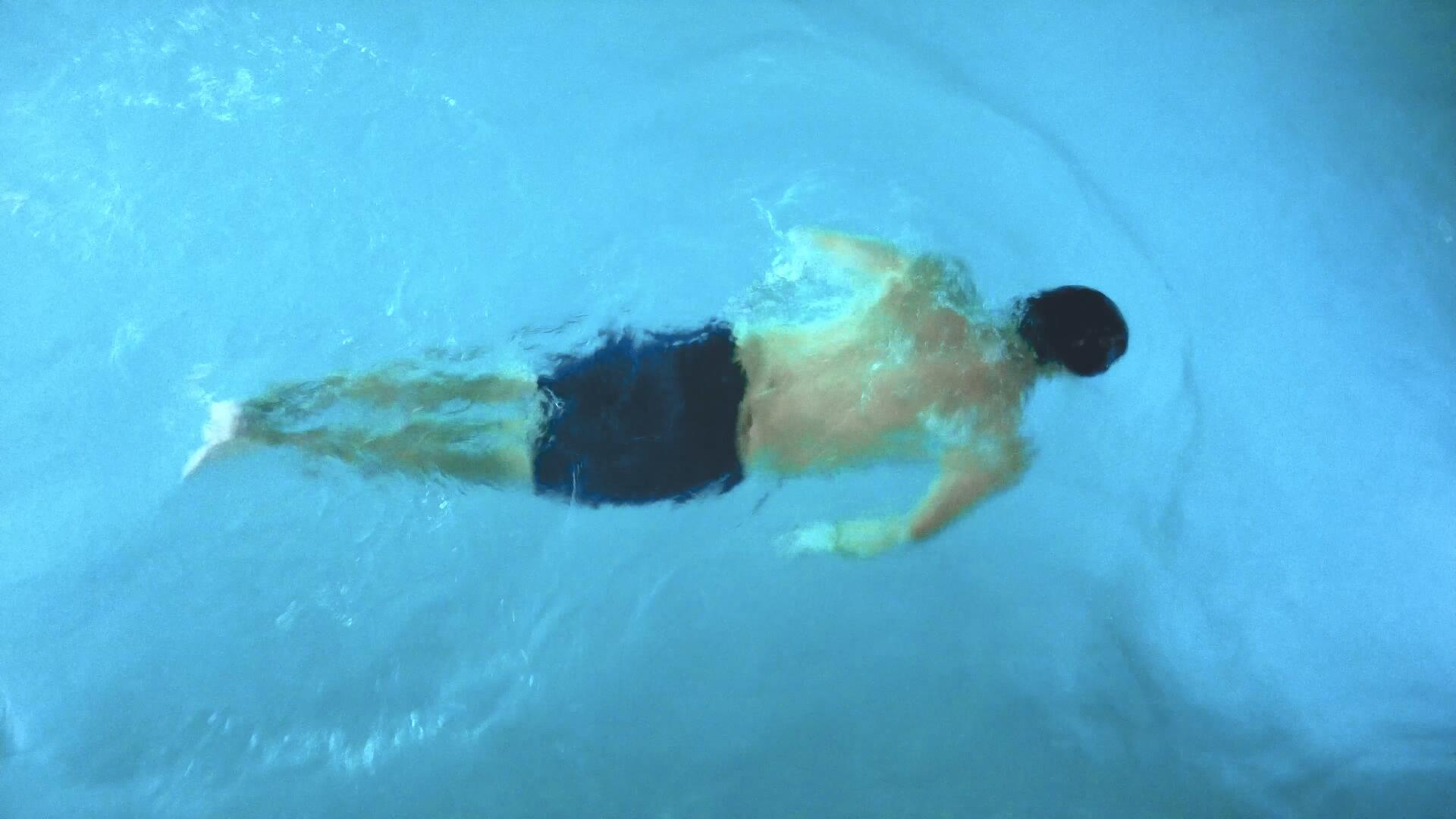 4K游泳池蛙泳锻炼健身的人视频的预览图