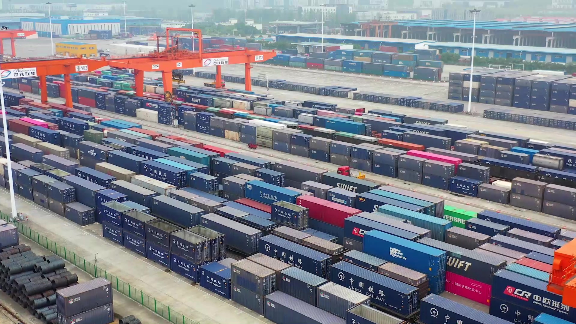 4K实拍大型货运枢纽集装箱视频素材视频的预览图