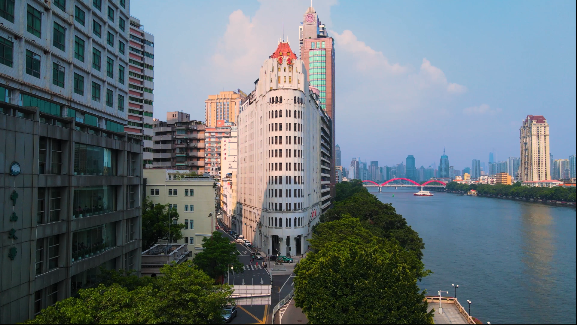 4k广州珠江边著名建筑爱群大厦实拍视频视频的预览图