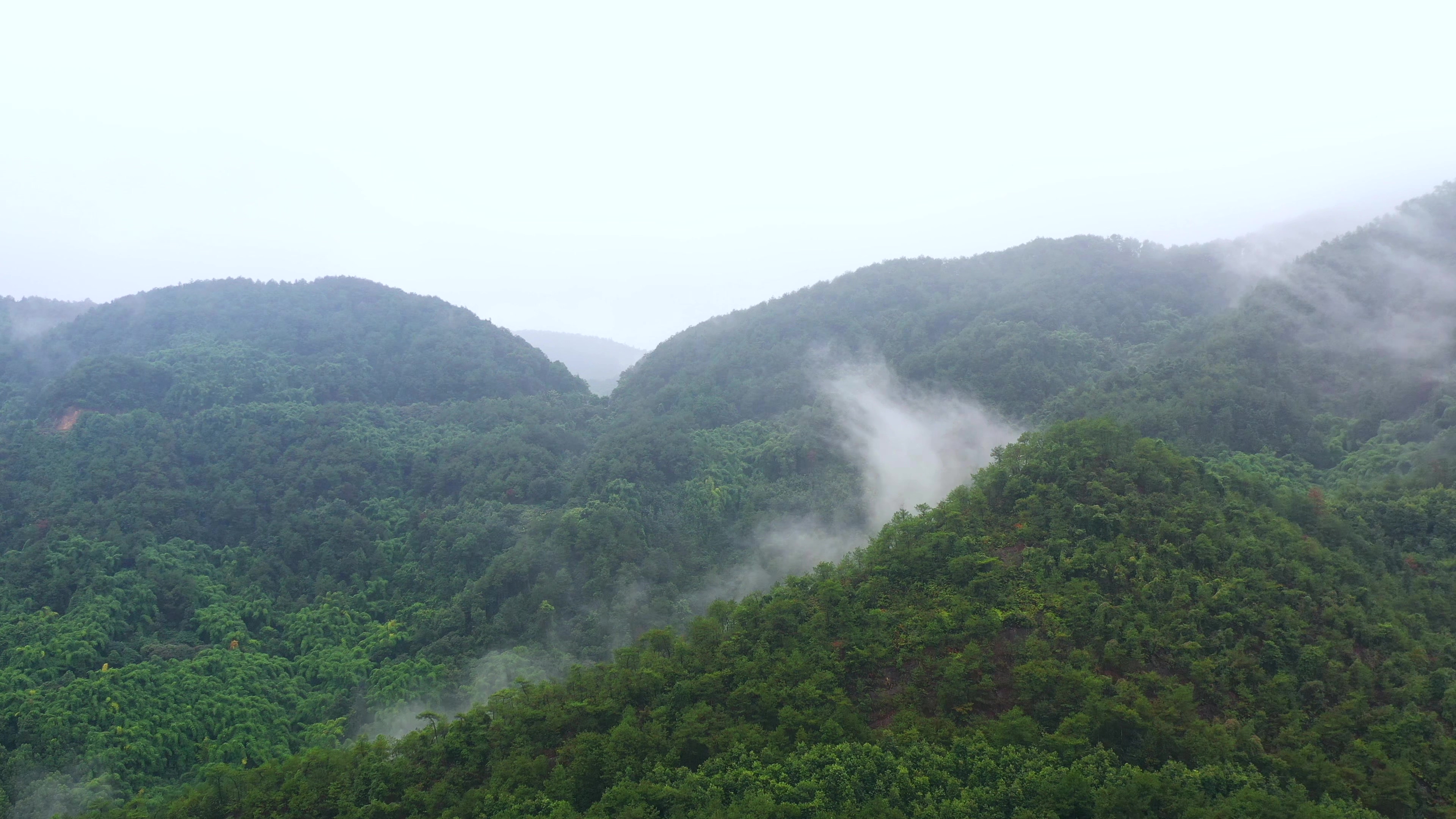 4K实拍大山云雾缭绕视频素材视频的预览图
