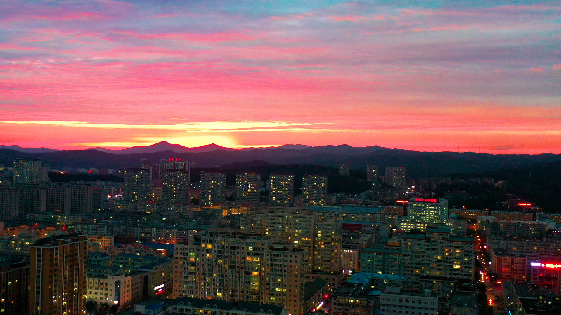 4K航拍晚霞中的城市夜景视频的预览图