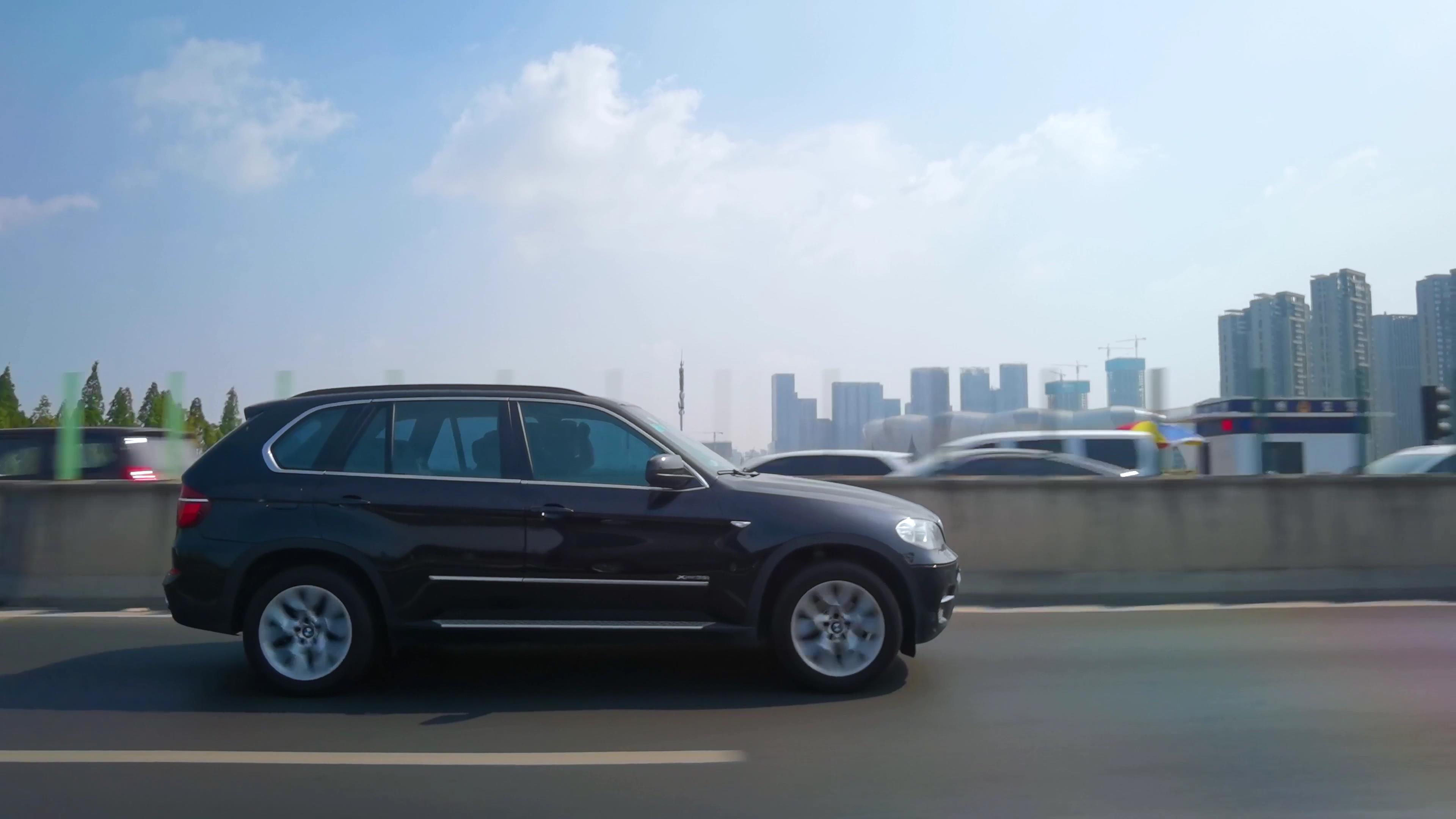 4K晴天跨江大桥行驶的汽车视频的预览图