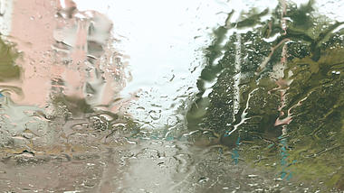 4k唯美下雨落在玻璃上实拍视频视频的预览图