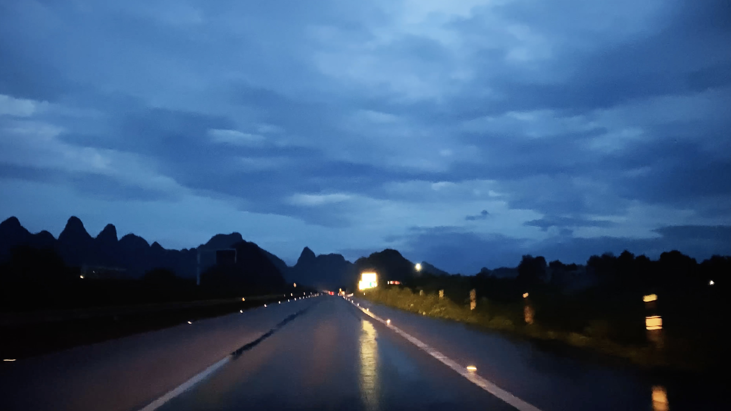 4k夜晚的高速公路行驶第一视角视频视频的预览图