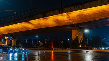 8K杭州机场高架桥下雨天车流夜景视频的预览图