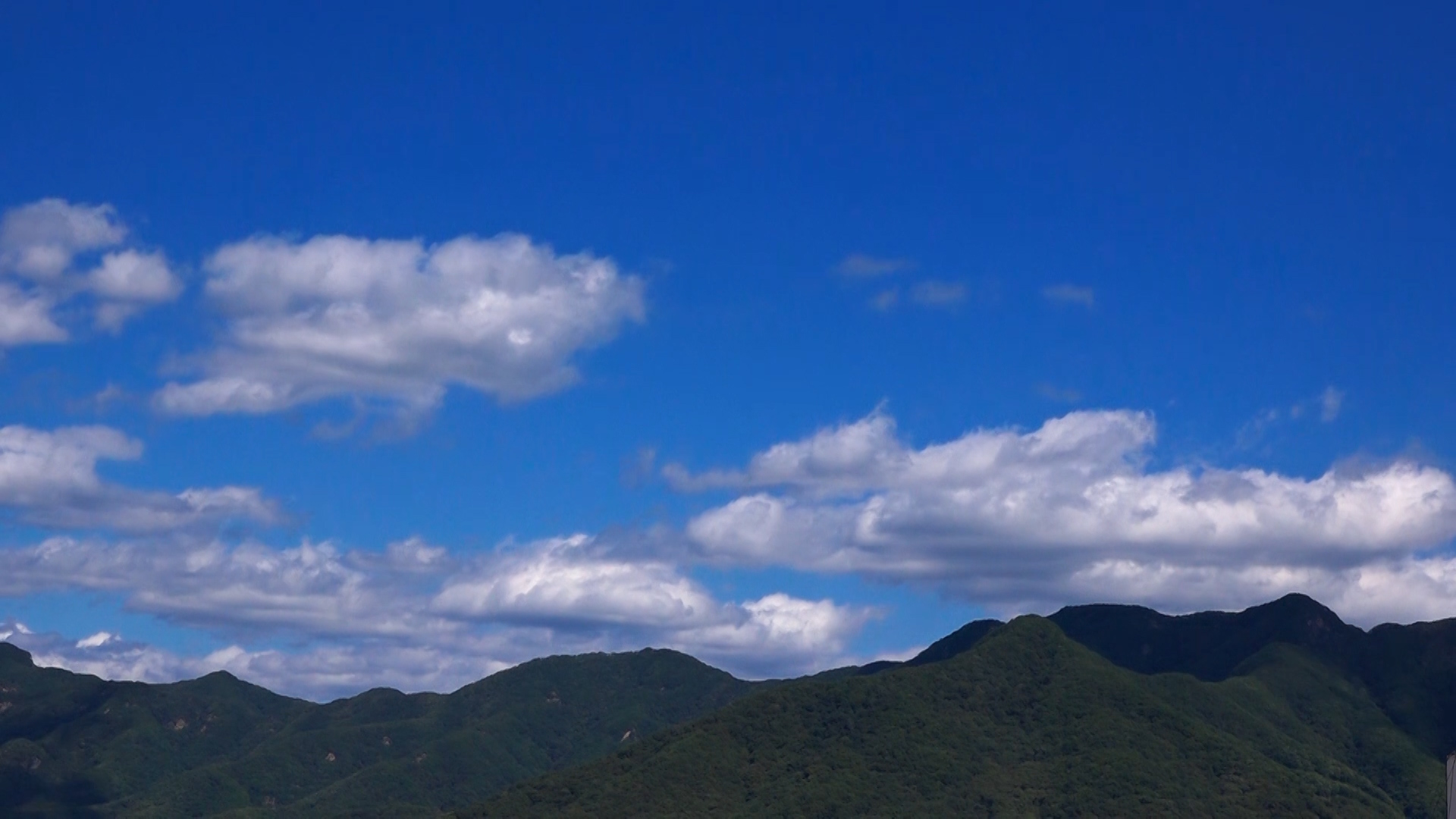 1080P延时秋天里群山中的流云天空实拍视频的预览图