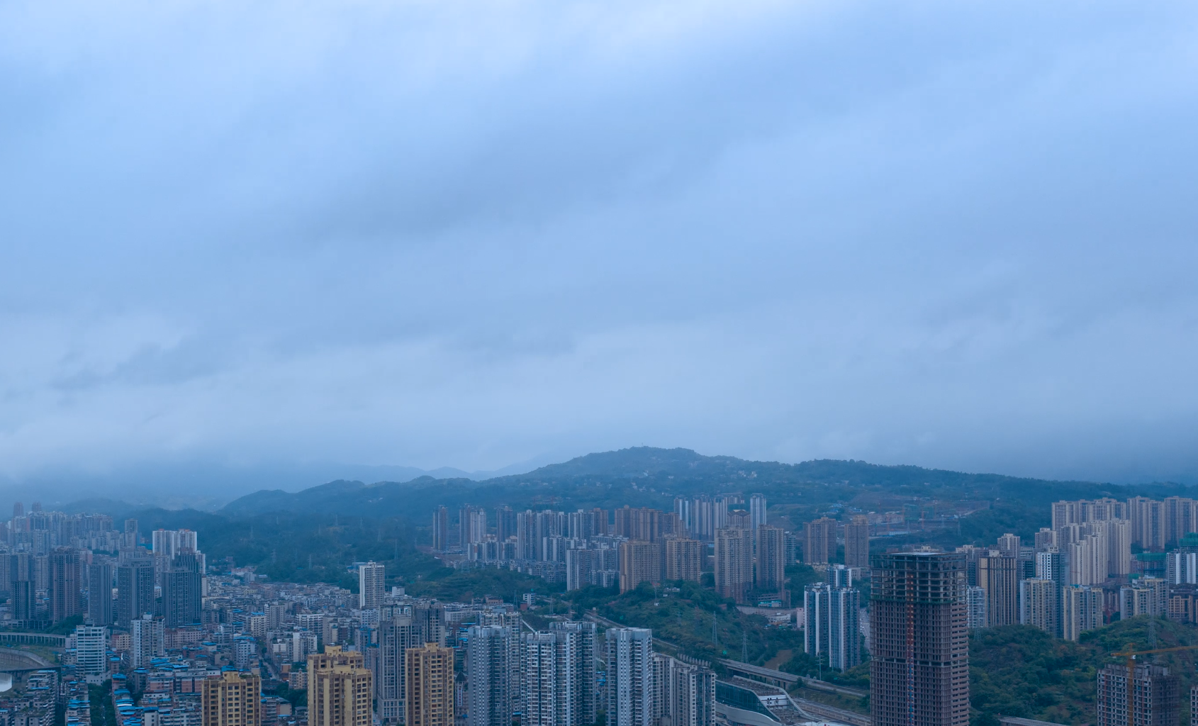 4K航拍阴天翻滚乌云城市风光延时摄影实拍视频的预览图