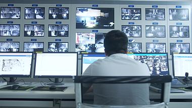4K实拍工作人员注视监控中心屏幕视频素材视频的预览图