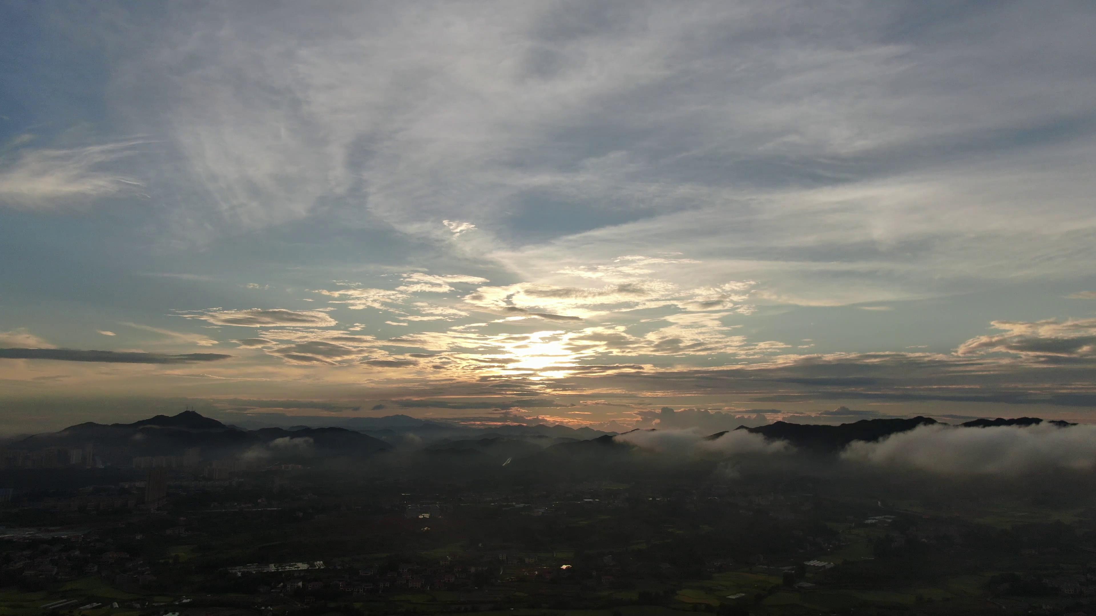 4K航拍日落云雾缭绕天空实拍视频视频的预览图