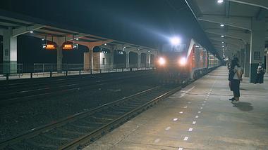 4k凌晨夜间绿皮火车进站视频视频的预览图