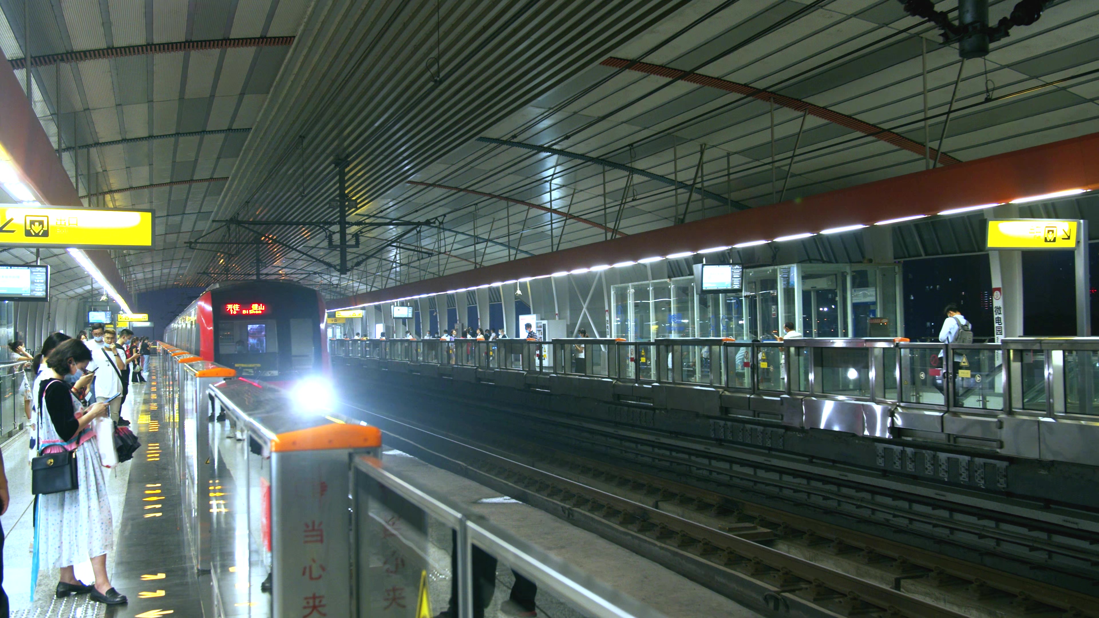 4K实拍行人等地铁缓缓开来视频素材视频的预览图