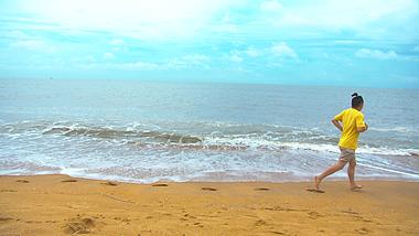 4K实拍游人在海边沙滩上奔跑视频素材视频的预览图