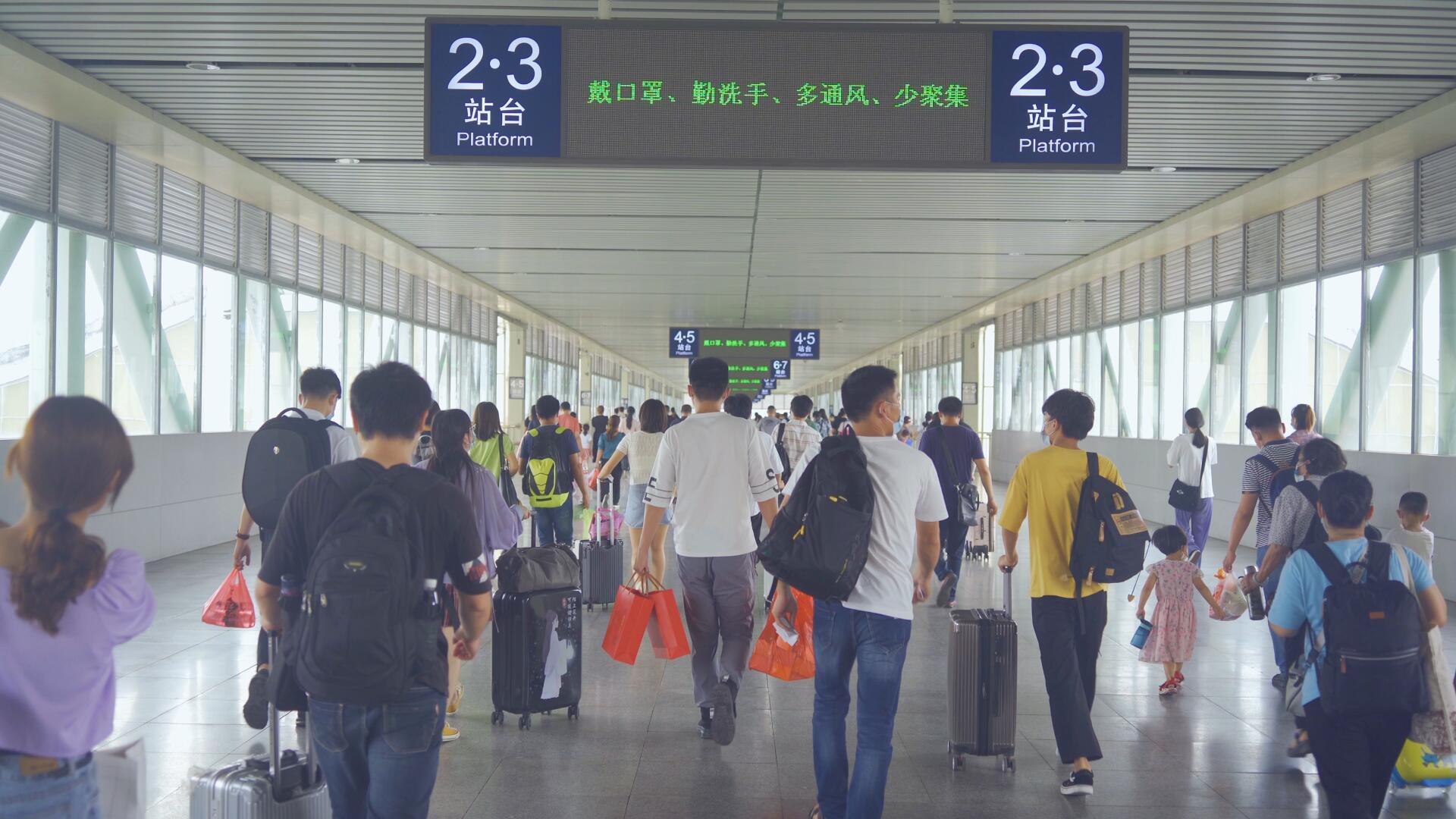 4k国庆黄金周高铁旅游出站游客行人视频视频的预览图
