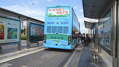 4k公交车进站出站等公交车的人视频的预览图