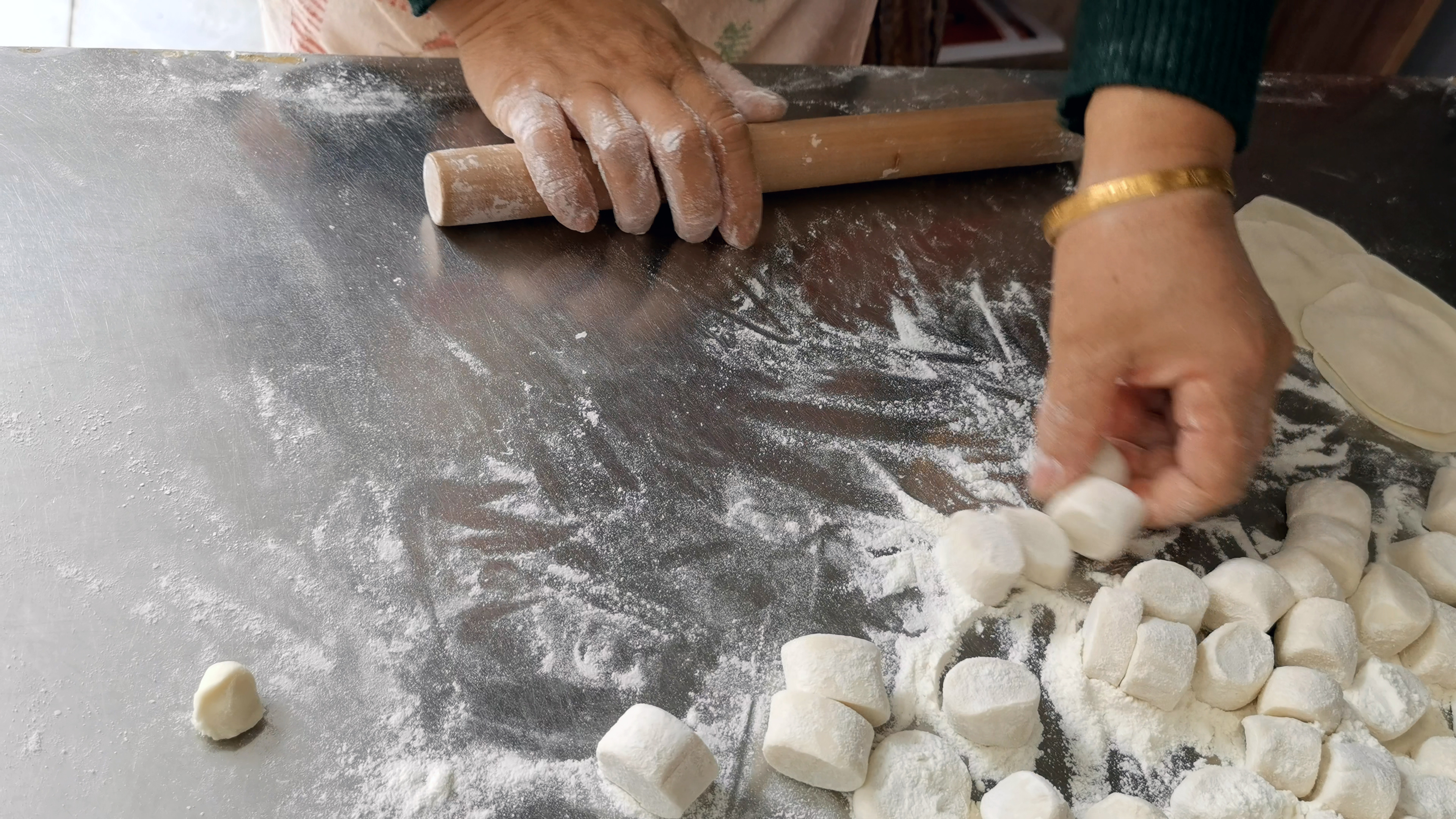4K实拍老奶奶手工擀制饺子皮视频视频的预览图