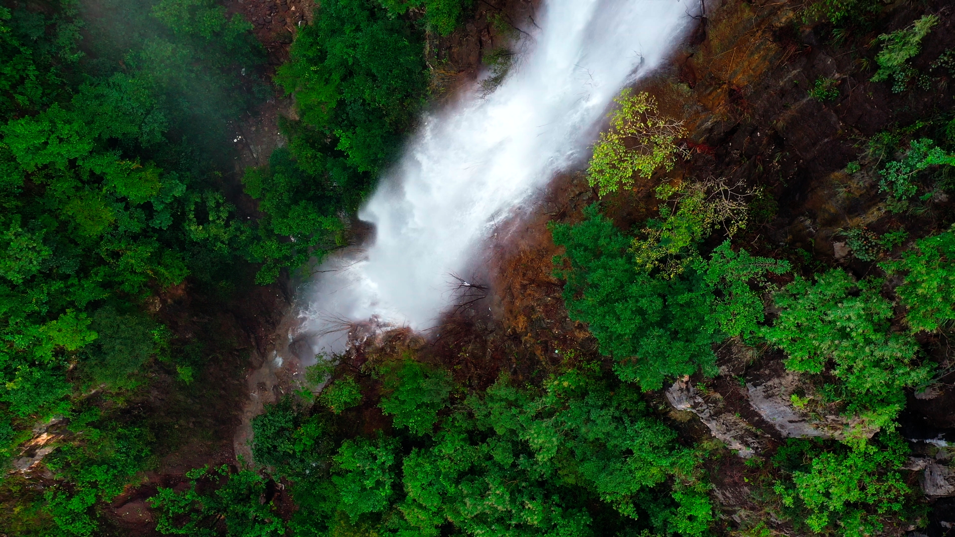 4K小瀑布流水实拍素材视频视频的预览图