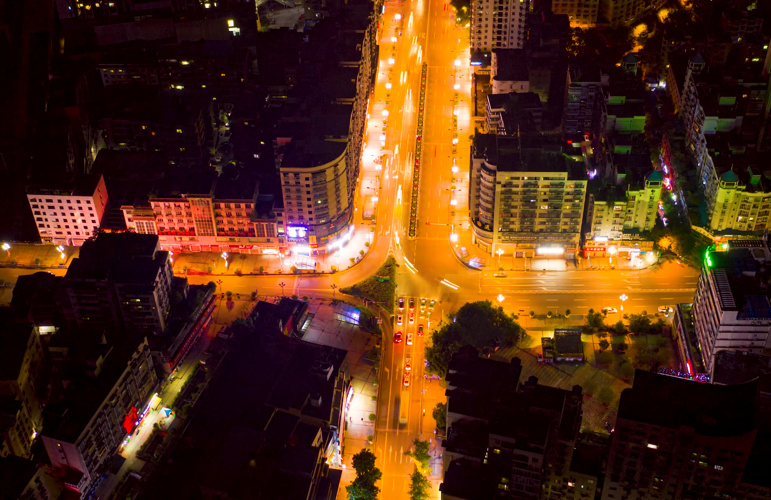 4K航拍城市十字路口夜景延时视频的预览图