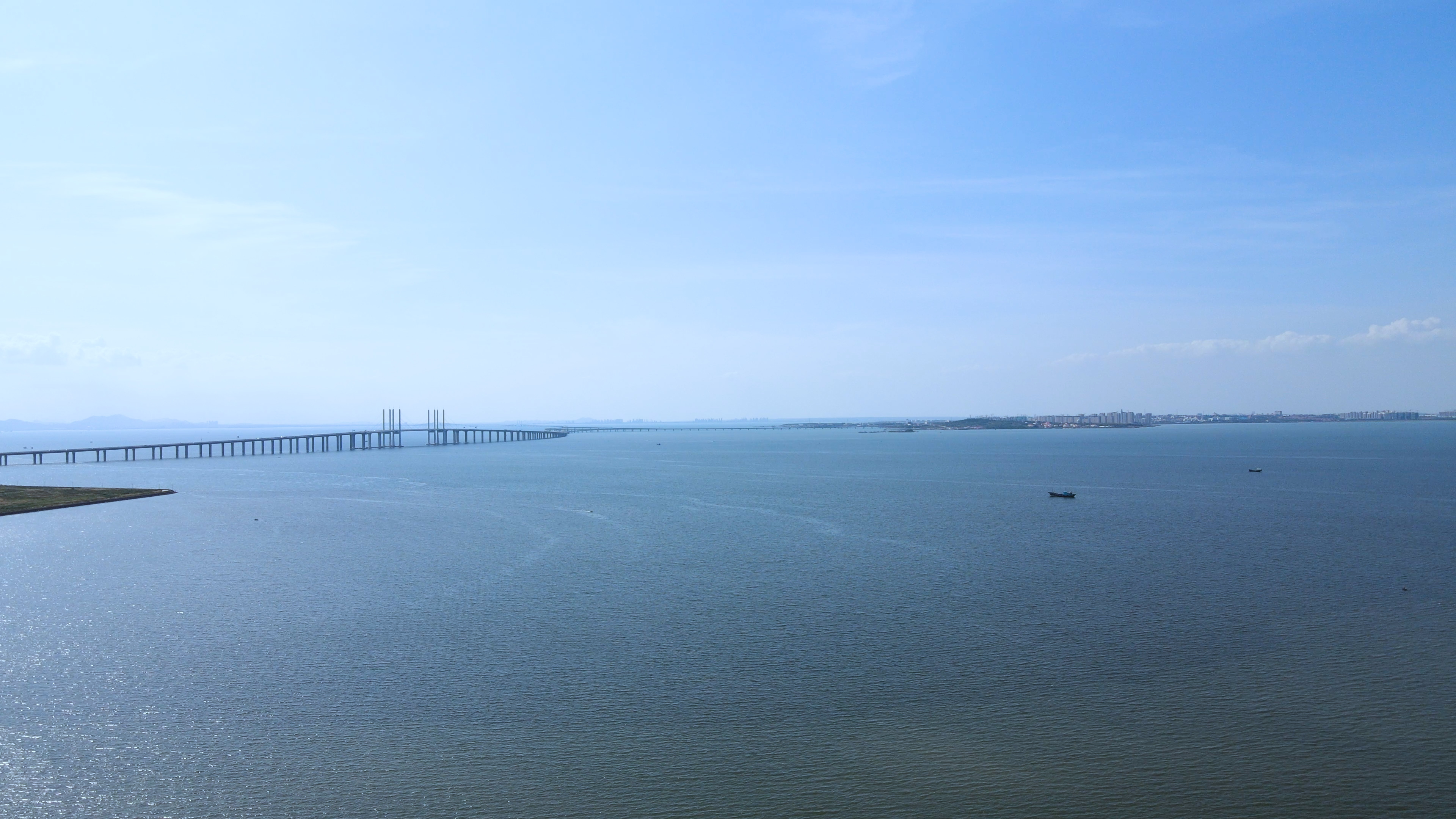 4K青岛环湾路胶州湾大桥视频的预览图