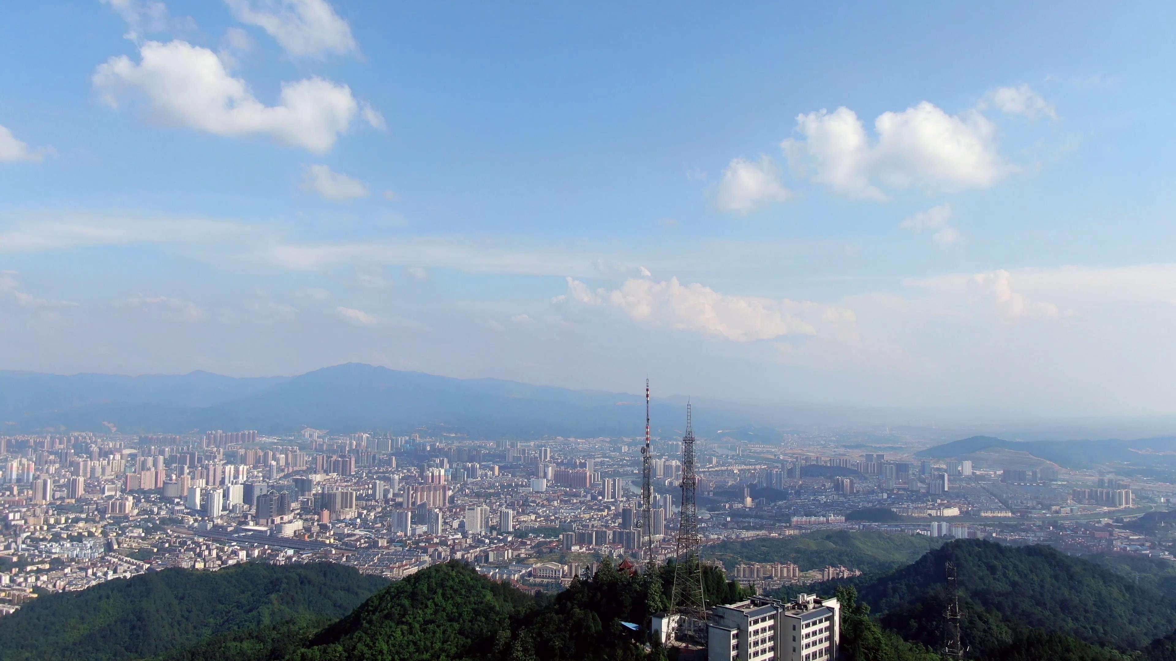4K航拍从山顶看城市全景视频的预览图