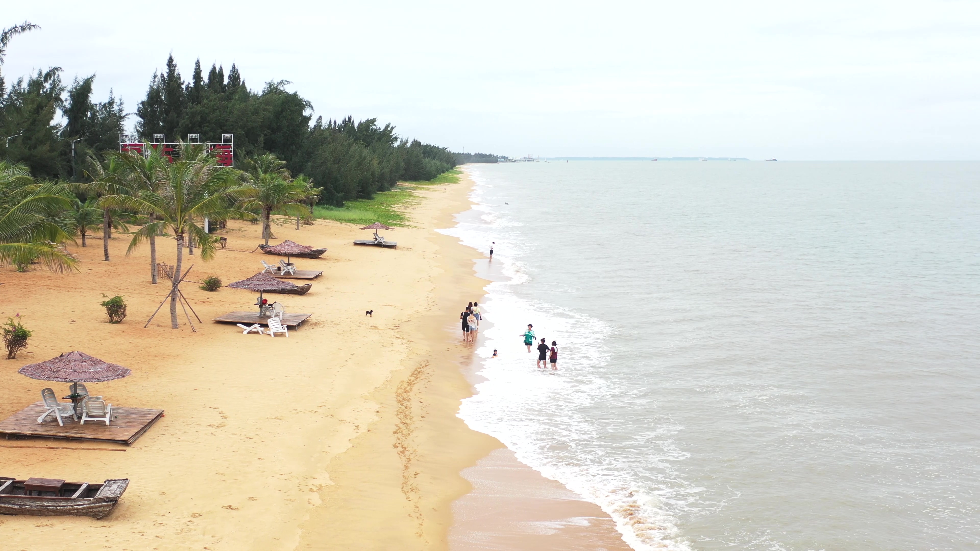 4K实拍游客在海边戏水视频素材视频的预览图