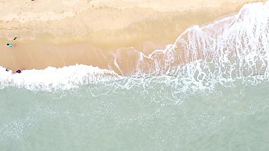 4K实拍游客在海边玩耍航拍视频素材视频的预览图