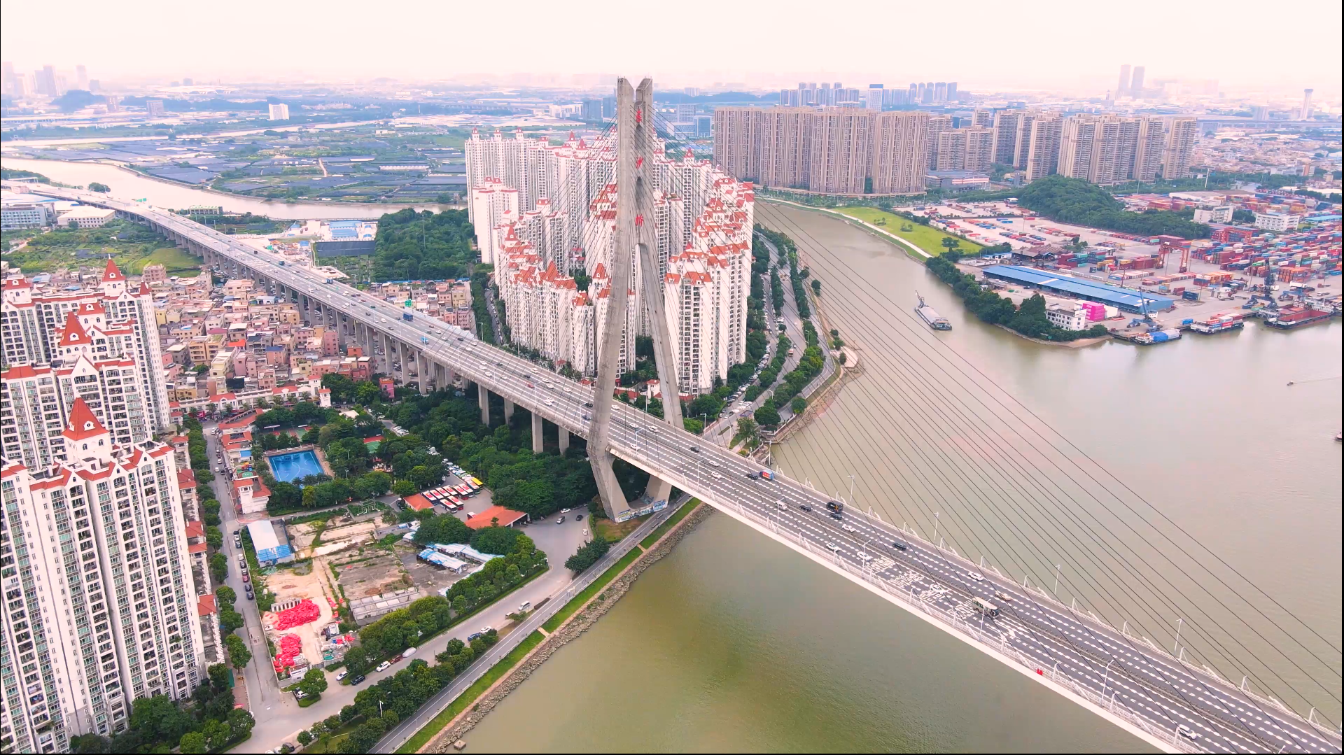 4k广州东沙大桥城市桥梁车流建筑实拍视频的预览图