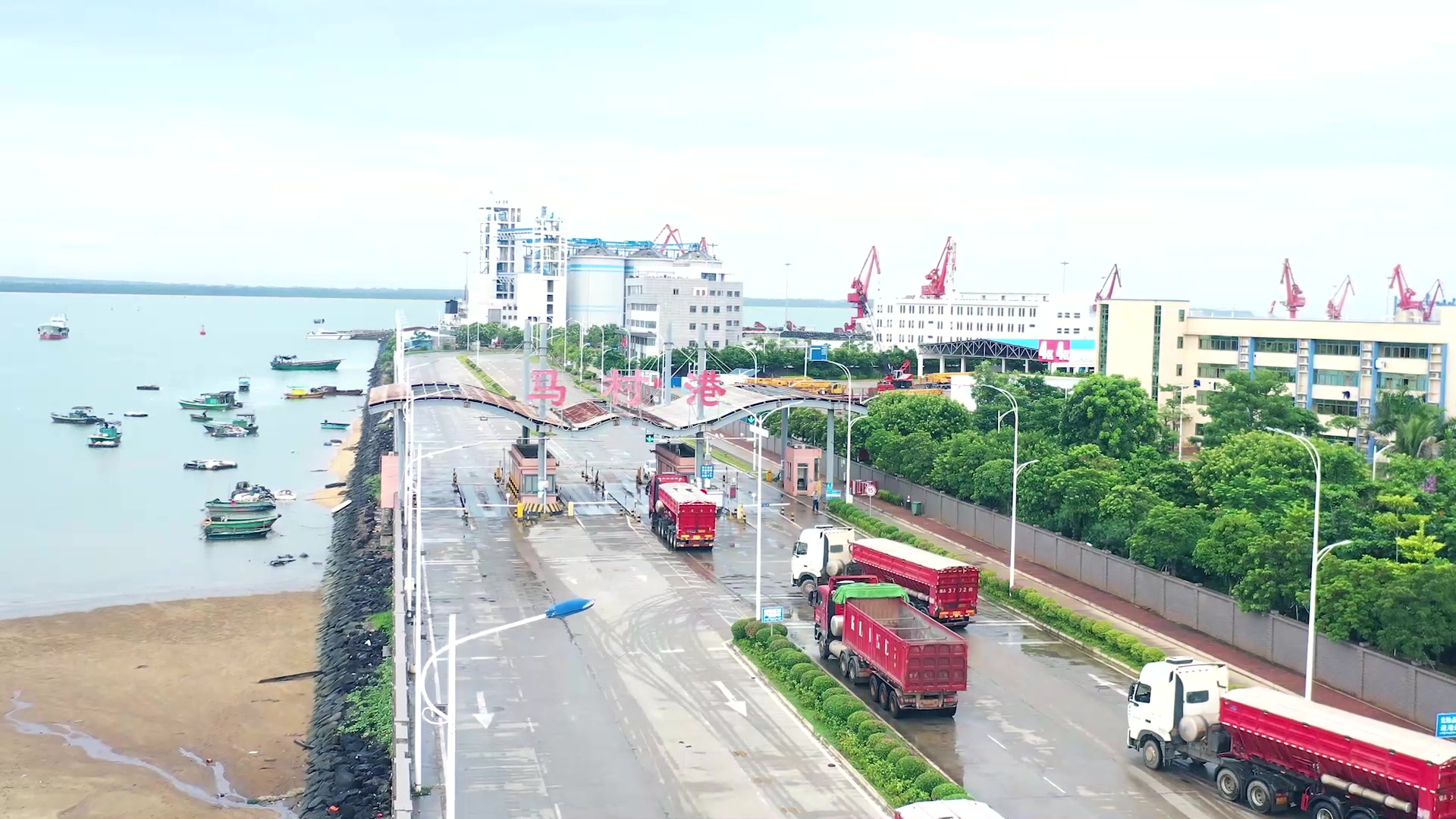 4K实拍马村港货运繁忙视频素材视频的预览图