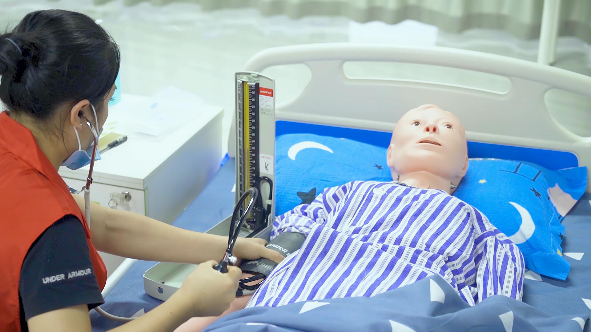 4K志愿者技能培训模拟测量血压视频的预览图