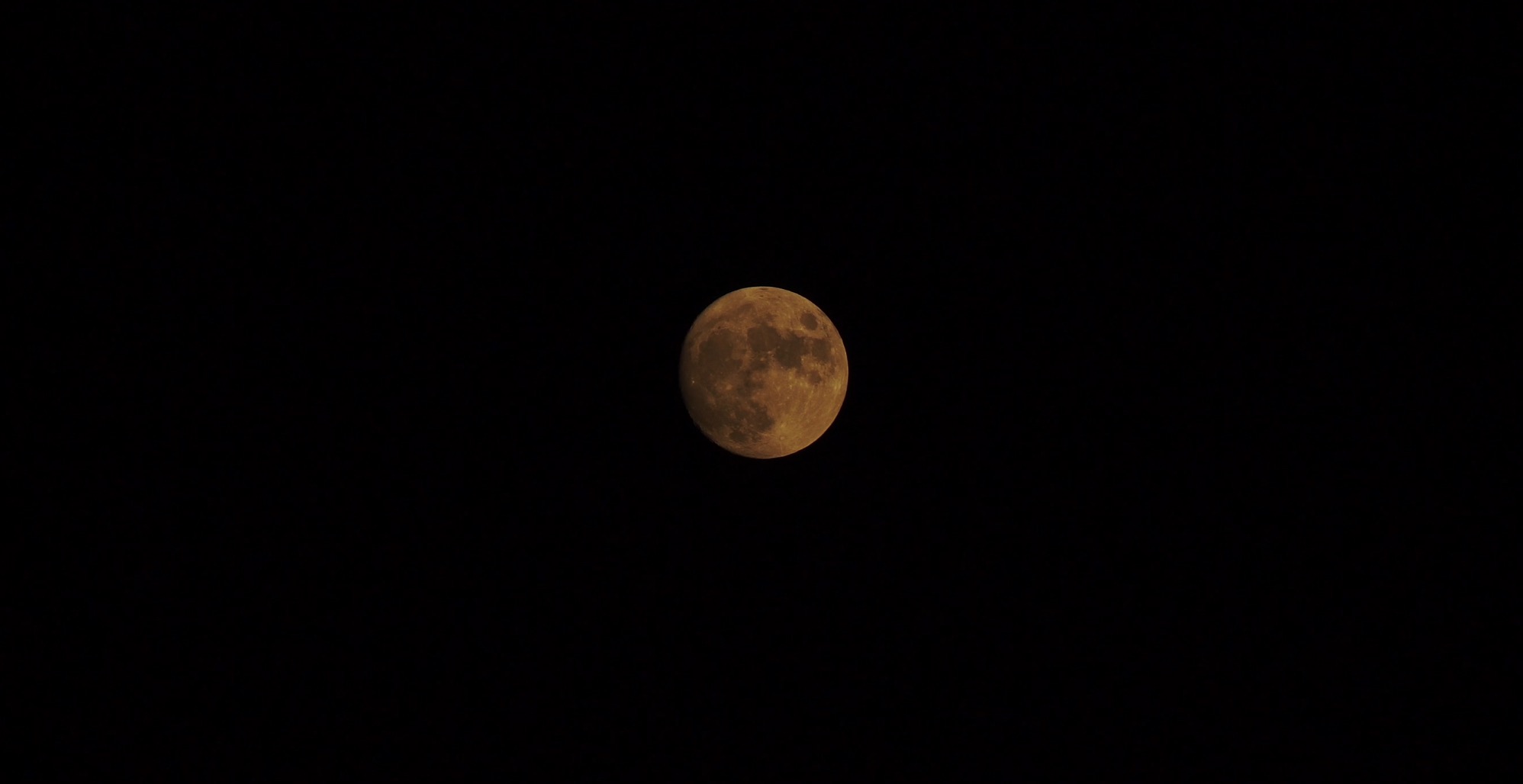 4k高清实拍满月月亮视频视频的预览图