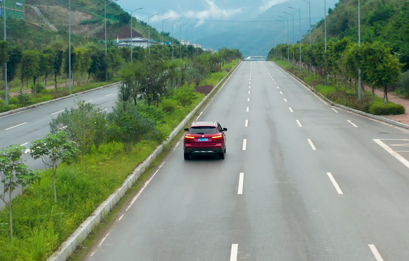 4K航拍公路行驶的汽车跟拍视频视频的预览图