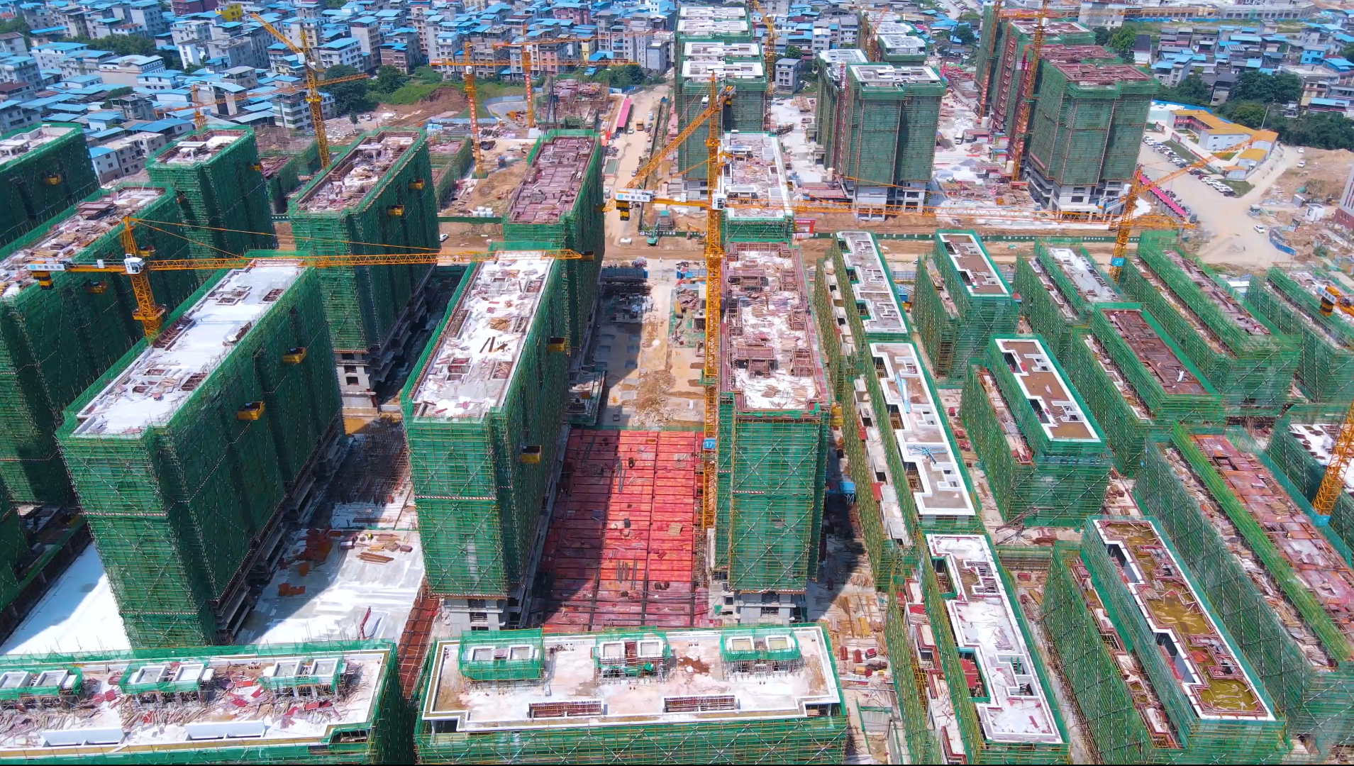 4k建筑工地城市楼盘商品房建设视频的预览图