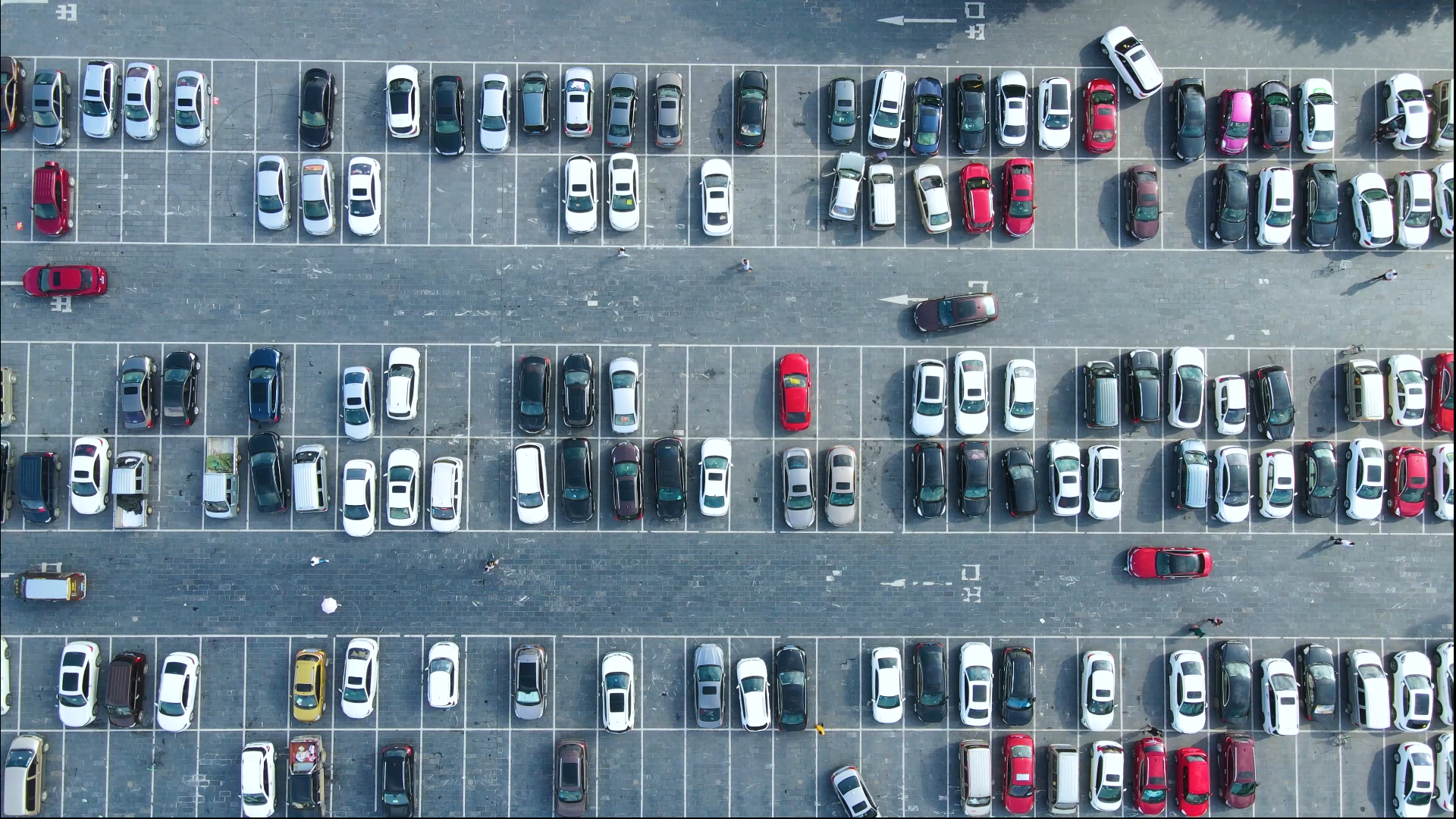 4k航拍停车场上帝视角私家车实拍视频视频的预览图